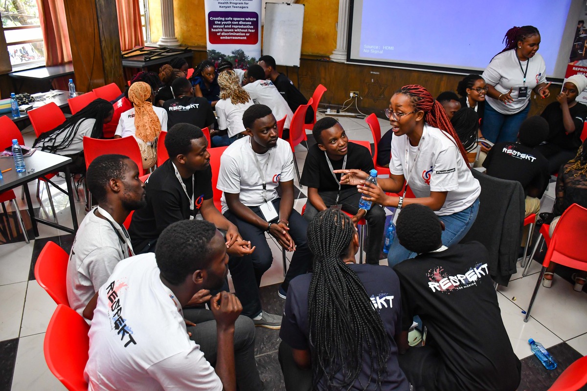 RESPEKT volunteers working together